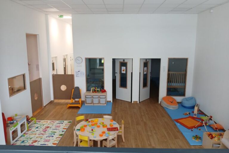 Salle de vie creche pilou 768x513