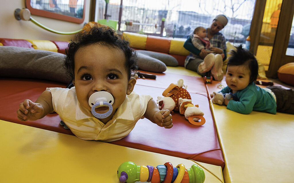 Comment appelle-t-on les employés d'une crèche